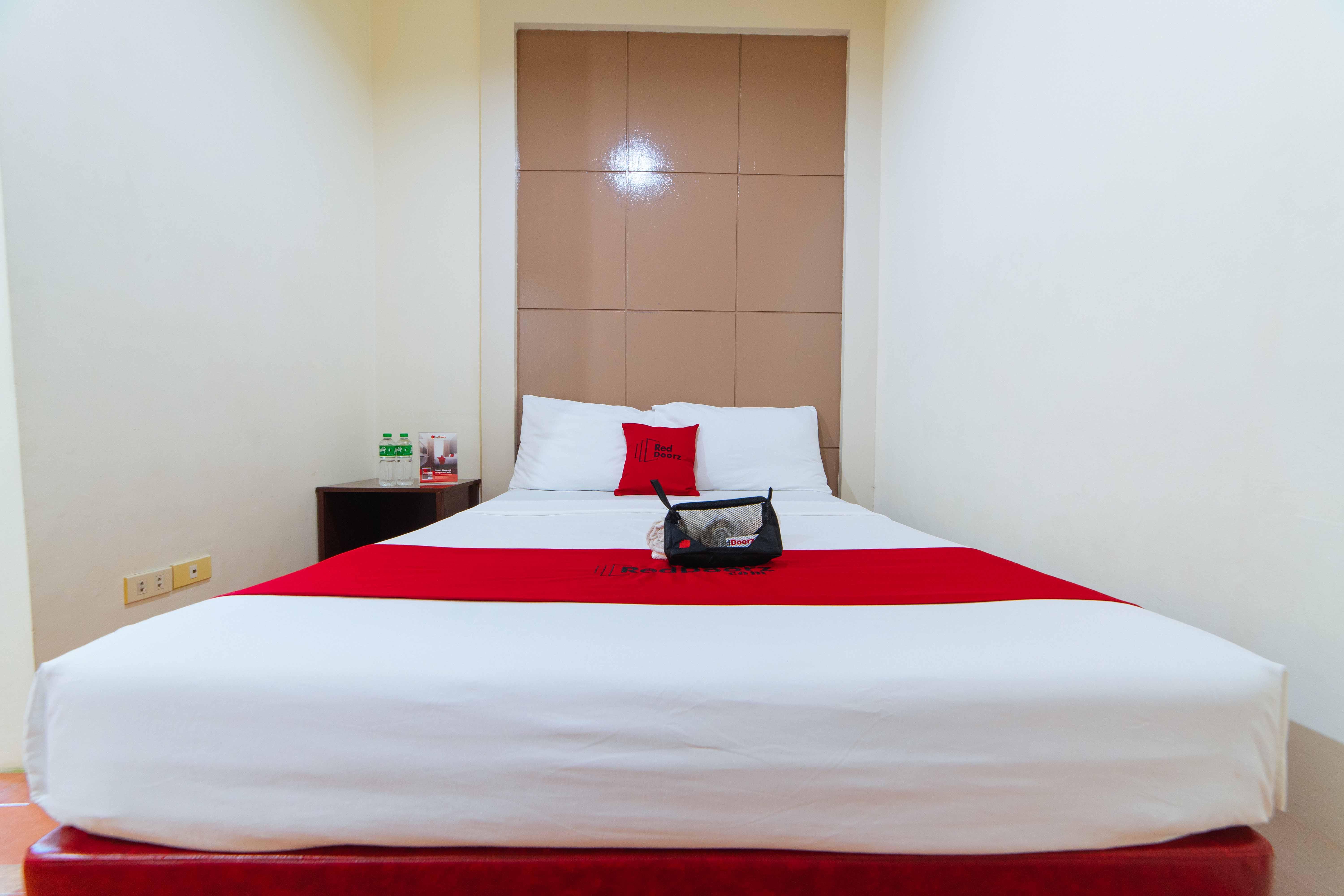 Reddoorz Near Walking Street Angeles City Экстерьер фото