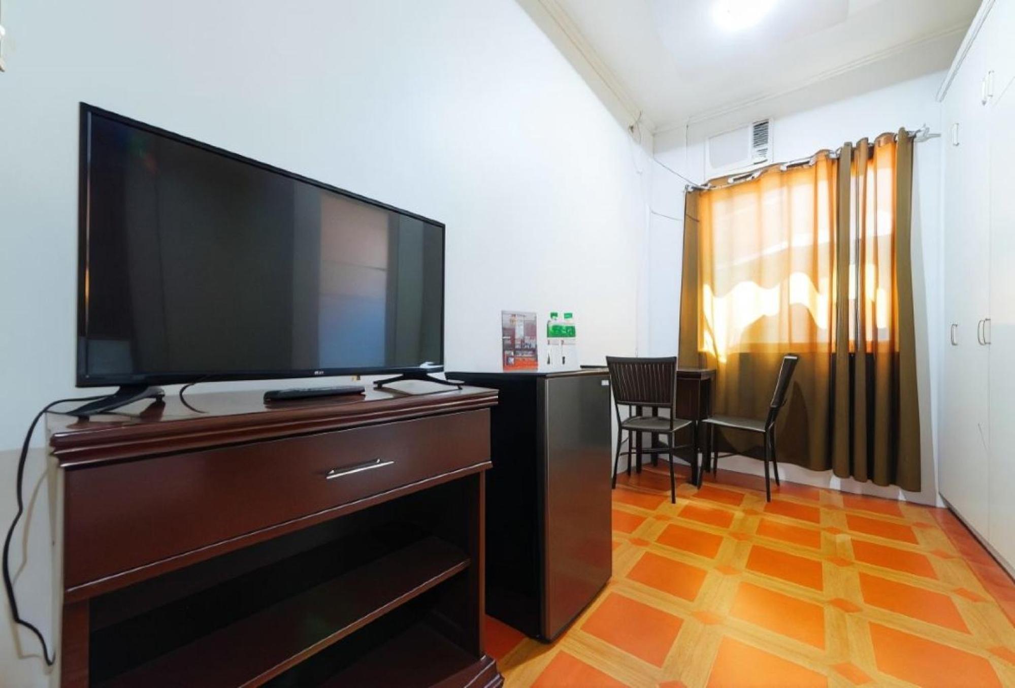 Reddoorz Near Walking Street Angeles City Экстерьер фото